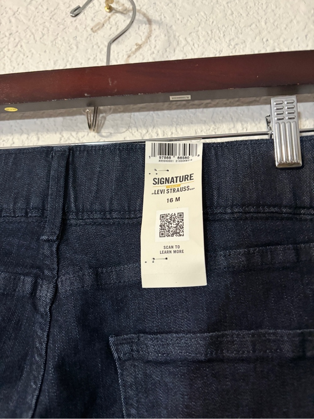 Signature by Levi Strauss Women's Skinny Jeans in Dark wash Built in Shaping - Picture 3 of 8